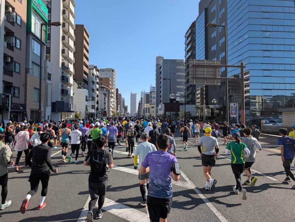 大阪マラソン2026で一斉に走る市民ランナーと大阪の街並み